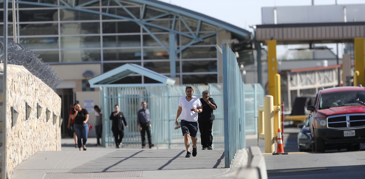 Pedestres entram nos Estados Unidos pelo México no posto de El Paso, no Texas — Foto Gerald Herbert AP Photo