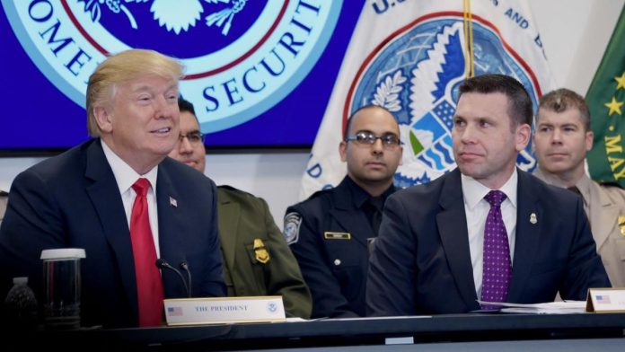 Presidente Trump em discurso no Homeland Security ao lado do commissioner Kevin McAleenan em fevereiro FOTO DHS Jetta Disco Presidente Trump em discurso no Homeland Security ao lado do commissioner Kevin McAleenan em fevereiro FOTO DHS Jetta Disco