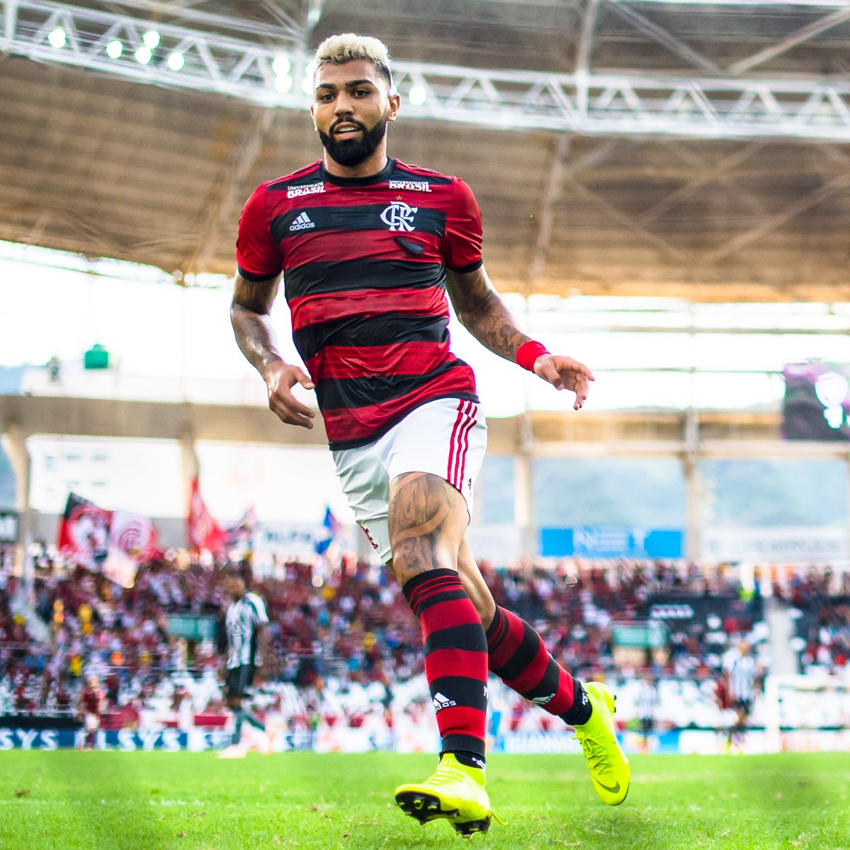 Gabigol fez papelão e foi expulso, deixando o Flamengo com um a menos na derrota para o Peñarol