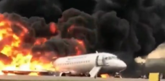 Avião pegou fogo ao fazer pouso de emergência - Reprodução Twitter
