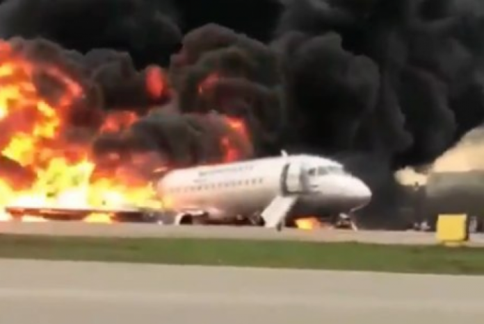 Avião pegou fogo ao fazer pouso de emergência - Reprodução Twitter