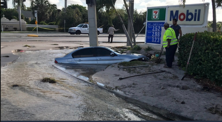 Carro ficou praticamente submerso em buraco após bater em hidrante (Foto Broward Sheriffs Office)