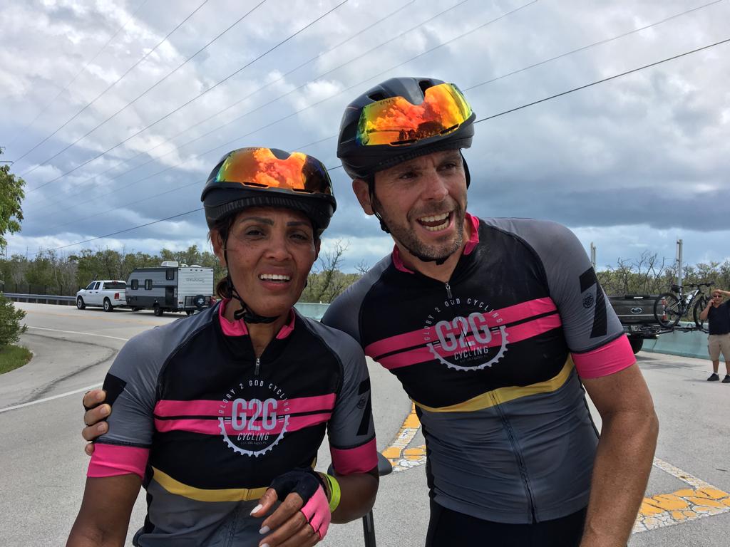 Casal 'Snail', Valdecyr e Lya Alves, chega a Key Largo depois de 331 milhas de pedal