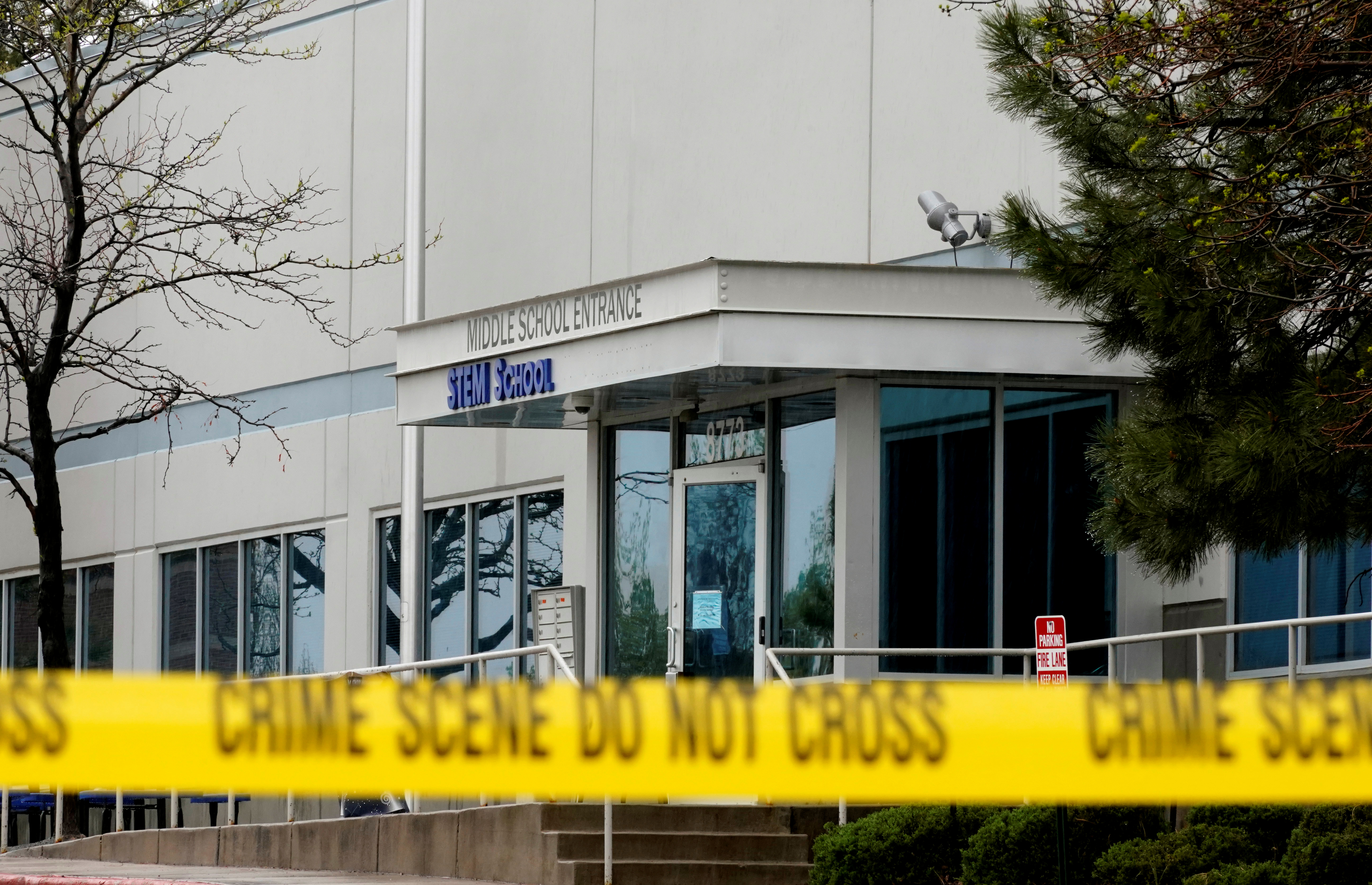 Fachada da escola onde houve tiroteio no Colorado FOTO Rick Wilking - Reuters