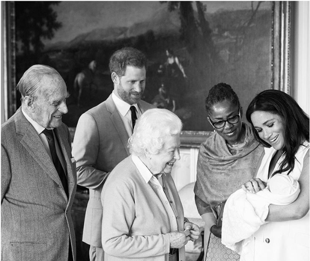 Foto divulgada no Instagram oficial da família mostra Archie sendo apresentado à rainha Elizabeth e seu marido Phillip Foto Chris Allerton @SussexRoyal