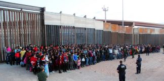 Foto divulgada pelo governo americano do grupo de 1036 imigrantes apreendidos (Foto US Customs and Border Protection)