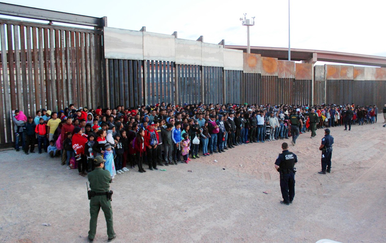 Foto divulgada pelo governo americano do grupo de 1036 imigrantes apreendidos (Foto US Customs and Border Protection)