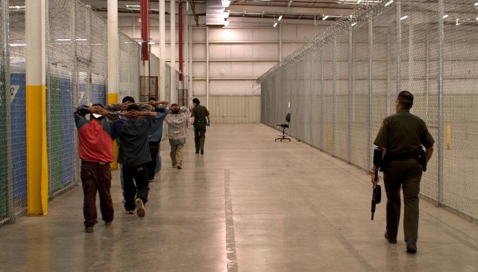Imigrantes detidos na fronteira dos EUA com o México podem ser enviados para a FL FOTO Customs and Border Patrol