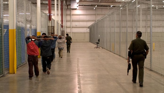 Imigrantes detidos na fronteira dos EUA com o México podem ser enviados para a FL FOTO Customs and Border Patrol Imigrantes detidos na fronteira dos EUA com o México podem ser enviados para a FL FOTO Customs and Border Patrol