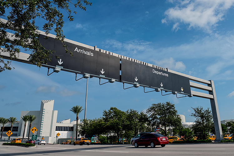 Imigrantes estão optando por sair voluntariamente FOTO Miami International Airport - divulgação