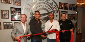 Juan Bolanos, Cesar Mutante, Vitor Belfort e Roberto Brederode cortam a fita durante a inauguração da All Meats Steak House