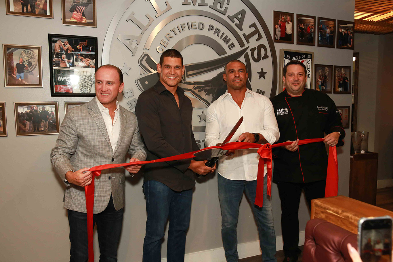 Juan Bolanos, Cesar Mutante, Vitor Belfort e Roberto Brederode cortam a fita durante a inauguração da All Meats Steak House