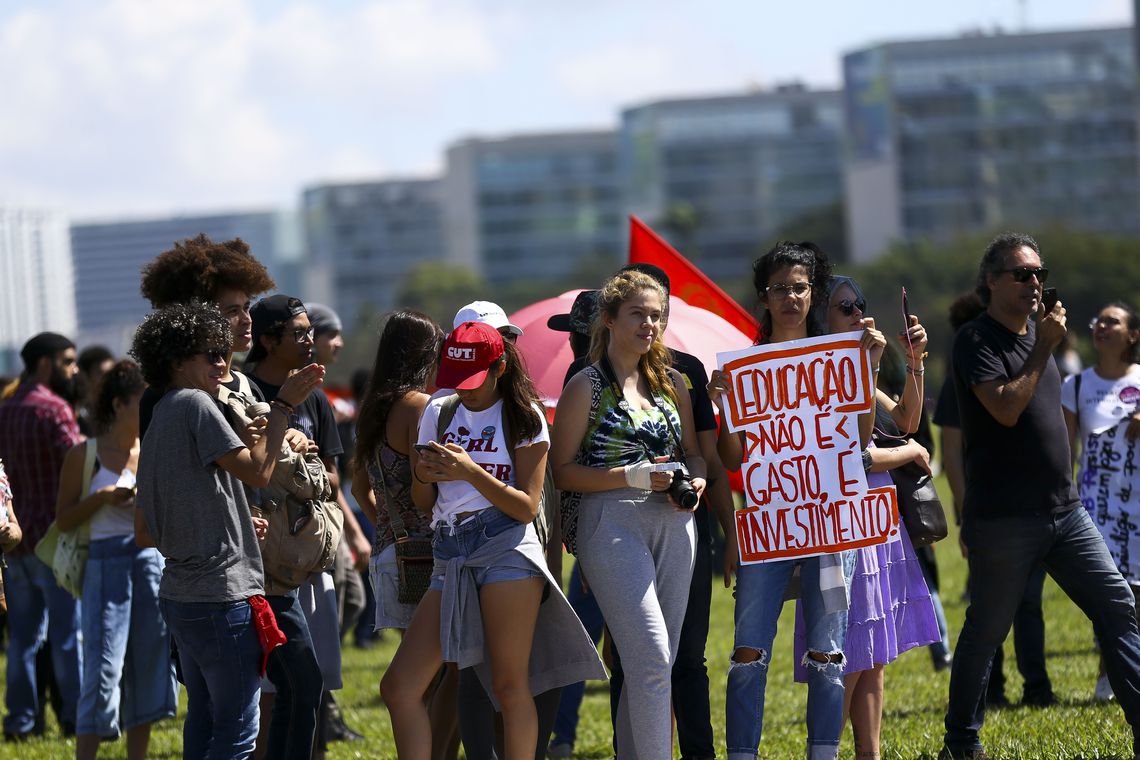 Estudantes e professores fazem manifestação contra o contingenciamento despesas na educação - Marcelo Camargo - Agência Brasil