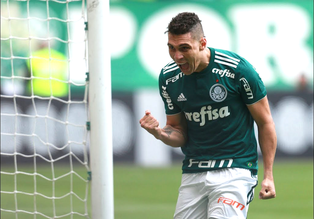 Moisés marcou o gol do Palmeiras ao cobrar falta da intermediária com falha do goleiro Andrey