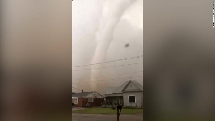 Morador Dawson Henry registrou momento em que tornado atingiu a cidade de Mangun, Oklahoma (FOTO CNN cedida por Dawson Henry)