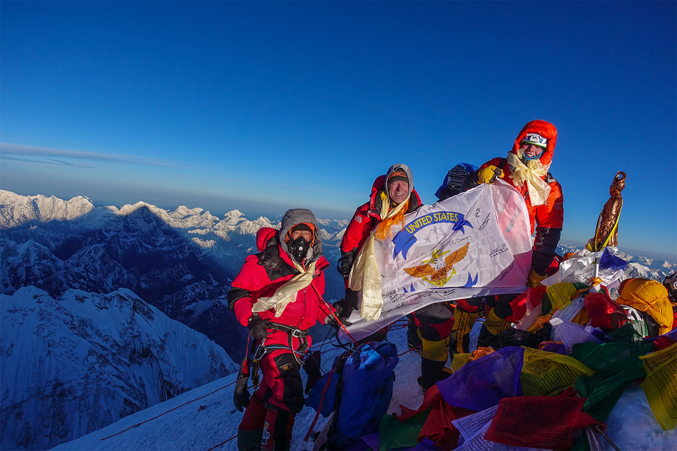 Matt Moniz, Mike Moniz, e guia posam para foto no Monte Everest (Foto: Família Moniz)