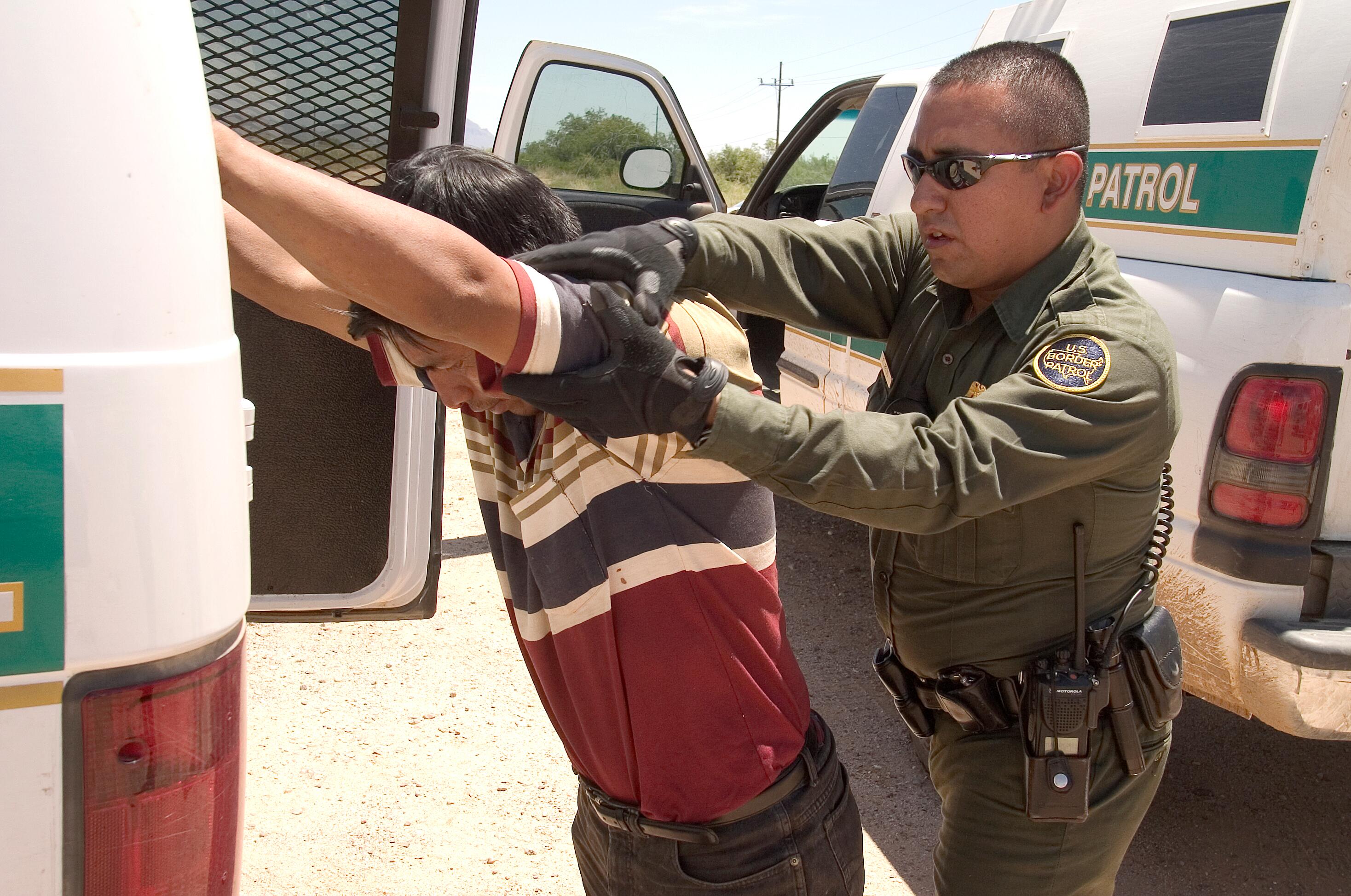 Os imigrantes que cruzarem a área que está sob jurisdição da Secretaria da Defesa poderão ser colocados em “detenção” por invasão de propriedade militar FOTO CBP