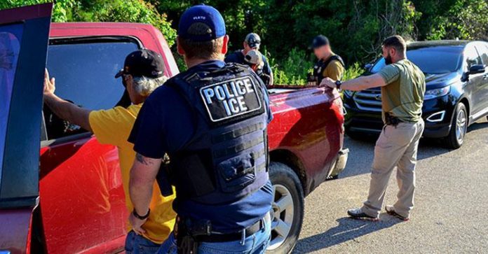 Operação realizada pelo ICE New Orleans prendeu 33 imigrantes na região FOTO ICE