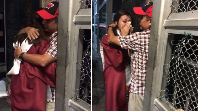 Sara Ruiz abraça o pai ainda com a roupa da formatura na fronteira dos EUA com o México (Foto reprodução do Facebook)