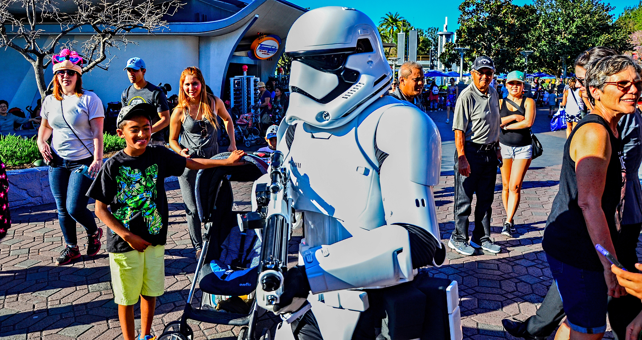 Stormtrooper no “Star Wars: Galaxy’s Edge” no Disneyland Resort, na Califórnia (Foto: Wikimedia Commons)