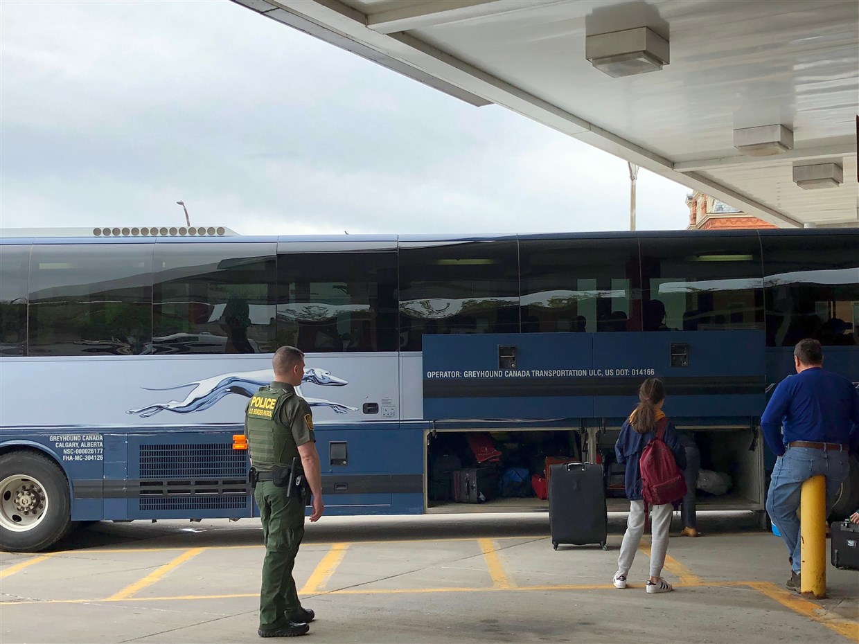 Agente do Border Patrol observa embarque de passageiros em Rochester, NY (Foto Adiel Kaplan - NBC News)