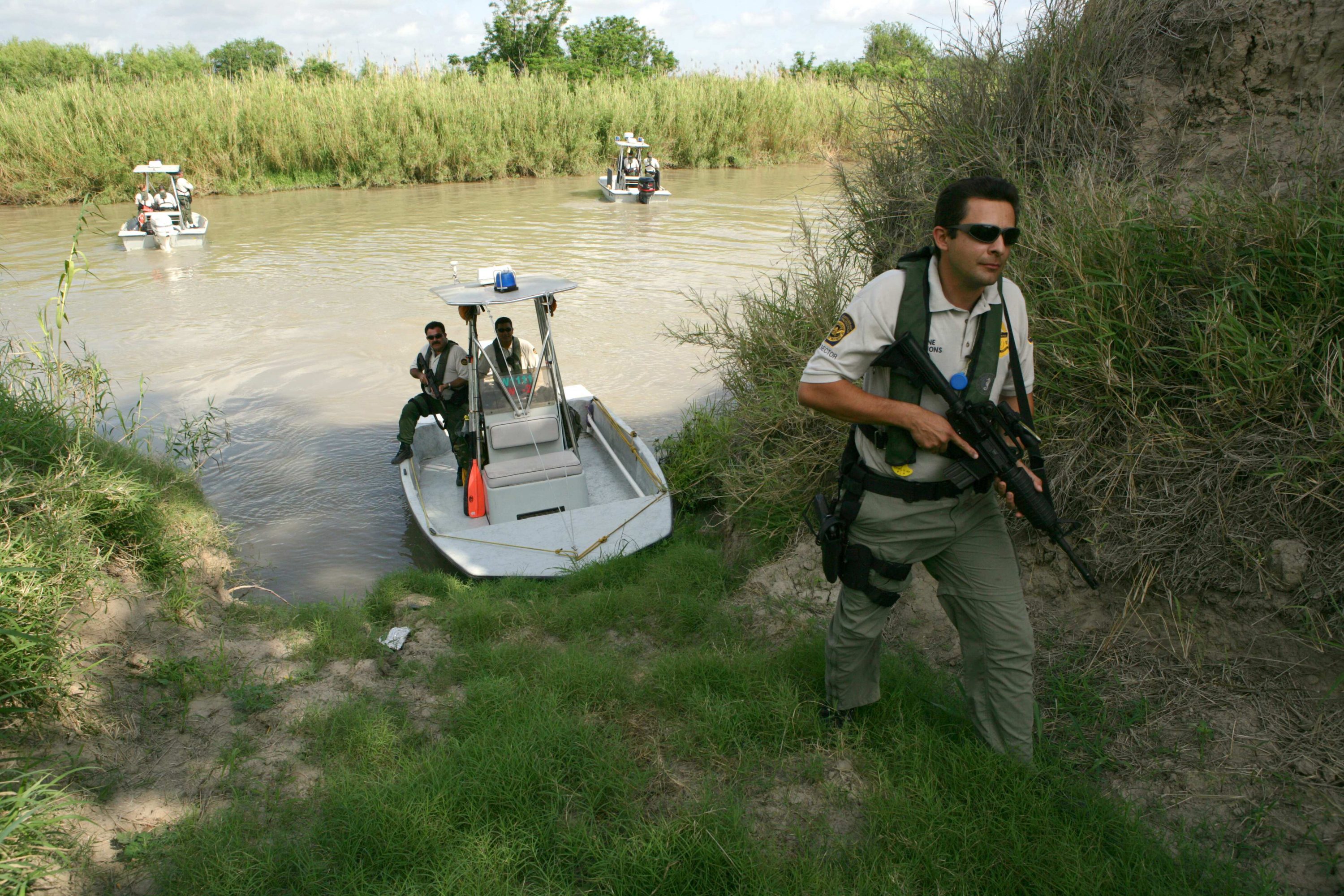 Agentes da patrulha de fronteira no Rio Grande (Foto Divulgação CBP)