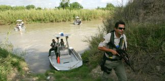 Agentes da patrulha de fronteira no Rio Grande (Foto Divulgação CBP)