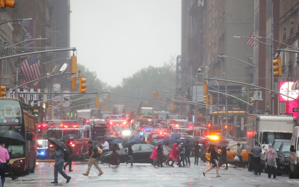 Bombeiros de Nova York atendem a chamado de acidente de helicóptero em um prédio na ilha de Manhattan — Foto Brendan McDermid Reuters