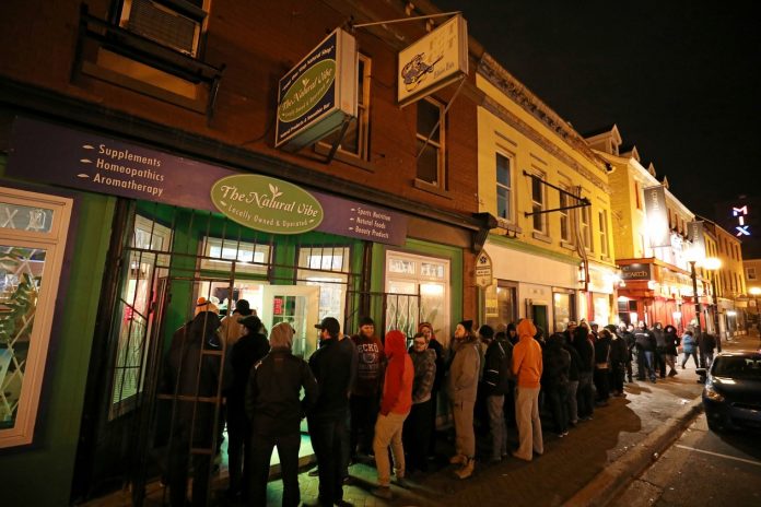 Cliente fazem fila em frente a loja que vende maconha no Canadá (Foto: Chris Wattie/Reuters)
