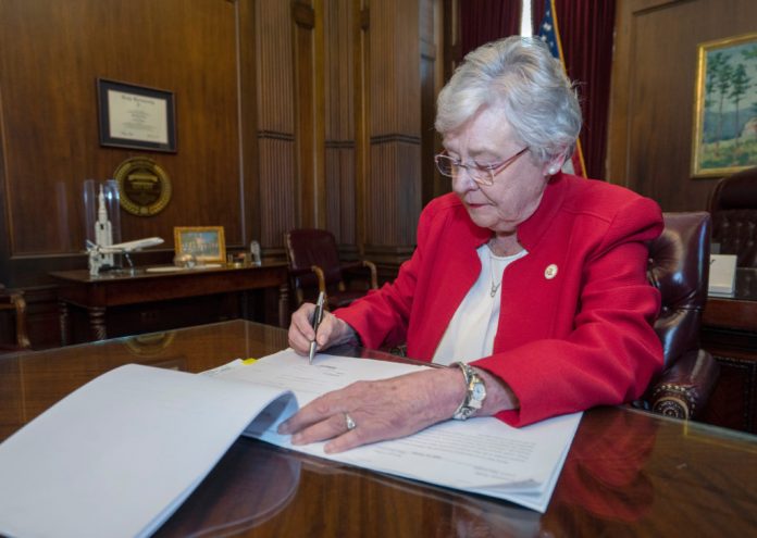 Governadora do Alabama, Kay Ivey, assina lei contra pedofila (Foto Divulgação do gabinete da governadora)