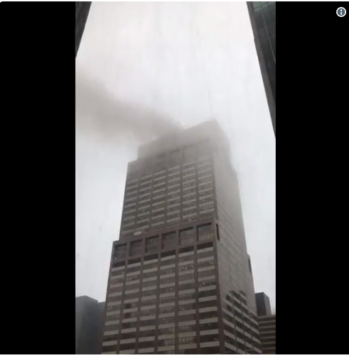 Helicóptero fez pouso forçado em edifício em Manhattan (Foto reprodução Twitter)