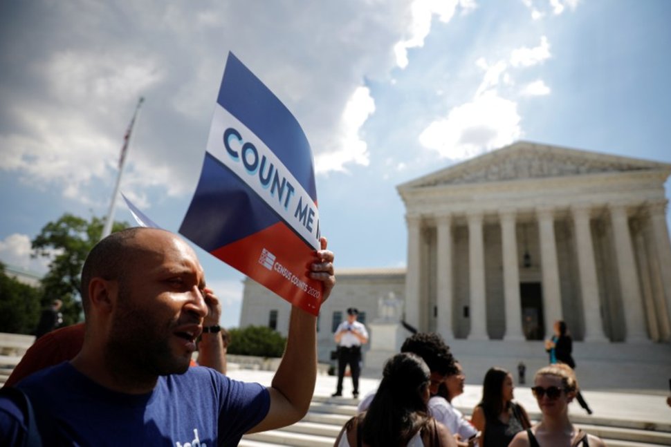 Manifestante em frente à Suprema Corte contra a inclusão da pergunta sobre cidadania (Foto Carlos Barria - Reuters)