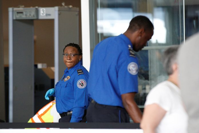 Agentes do Transportation Security Administration (TSA) agentes no Aeroporto JFK REUTERS/Brendan McDermid -