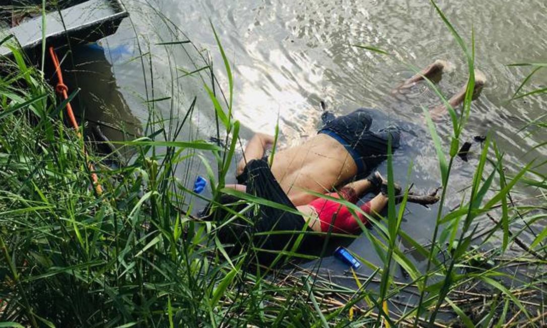Oscar Martinez e a filha Valeria, de El Salvador, morreram ao tentar atravessar o Rio Grande (Foto Julia Le Duc - STR - AFP)