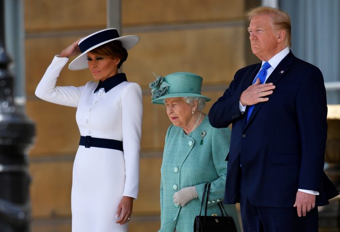 Presidente Donald Trump, a rainha Elizabeth e Melania Trump (Foto Toby Melville - Reuters direitos reservados)
