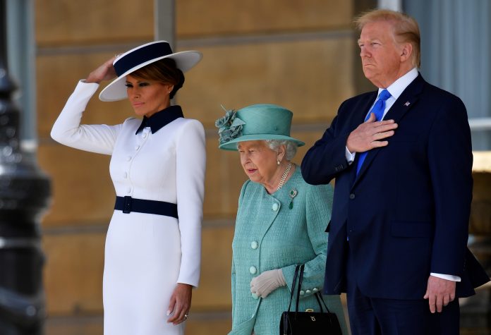 U.S. President Donald Trump visits Britain Presidente Donald Trump, a rainha Elizabeth e Melania Trump (Foto Toby Melville - Reuters direitos reservados)
