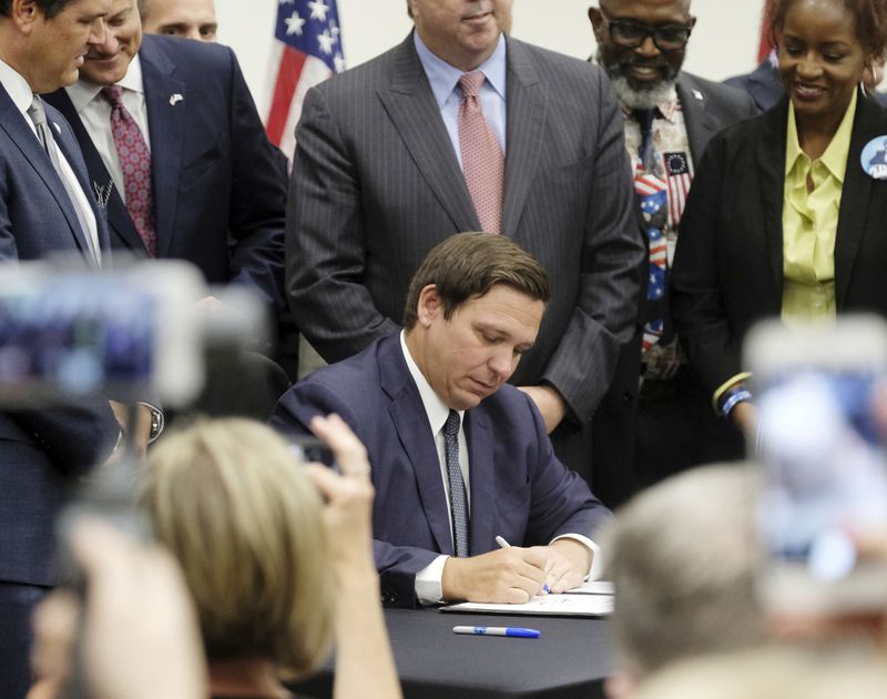 Ron DeSantis assina lei para banir cidades 'santuário' na FL (Foto Michael Synder - AP)