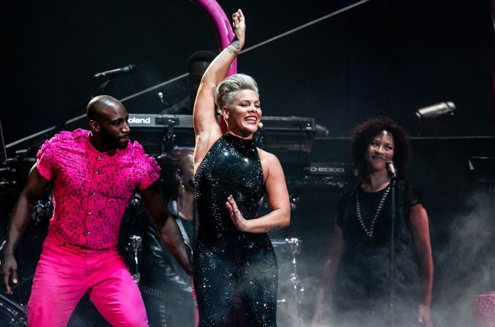 Pink se apresenta em show na Inglaterra