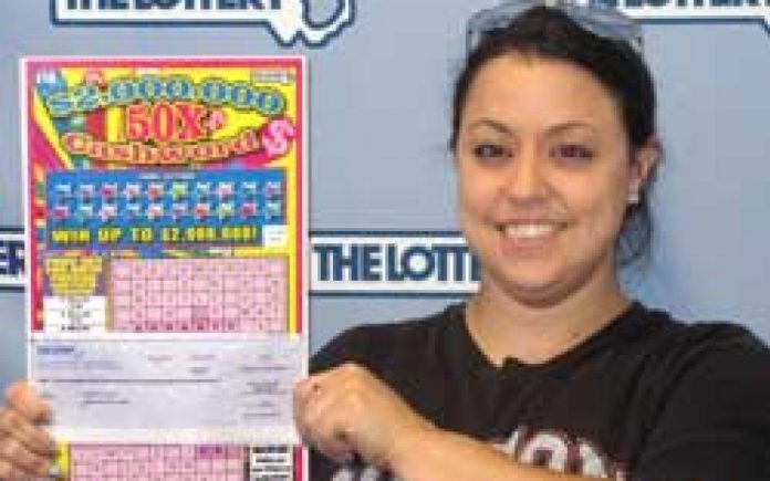 Jennifer Oliveira exibe prêmio da loteria (Foto: Divulgação/Loteria de Massachusetts)