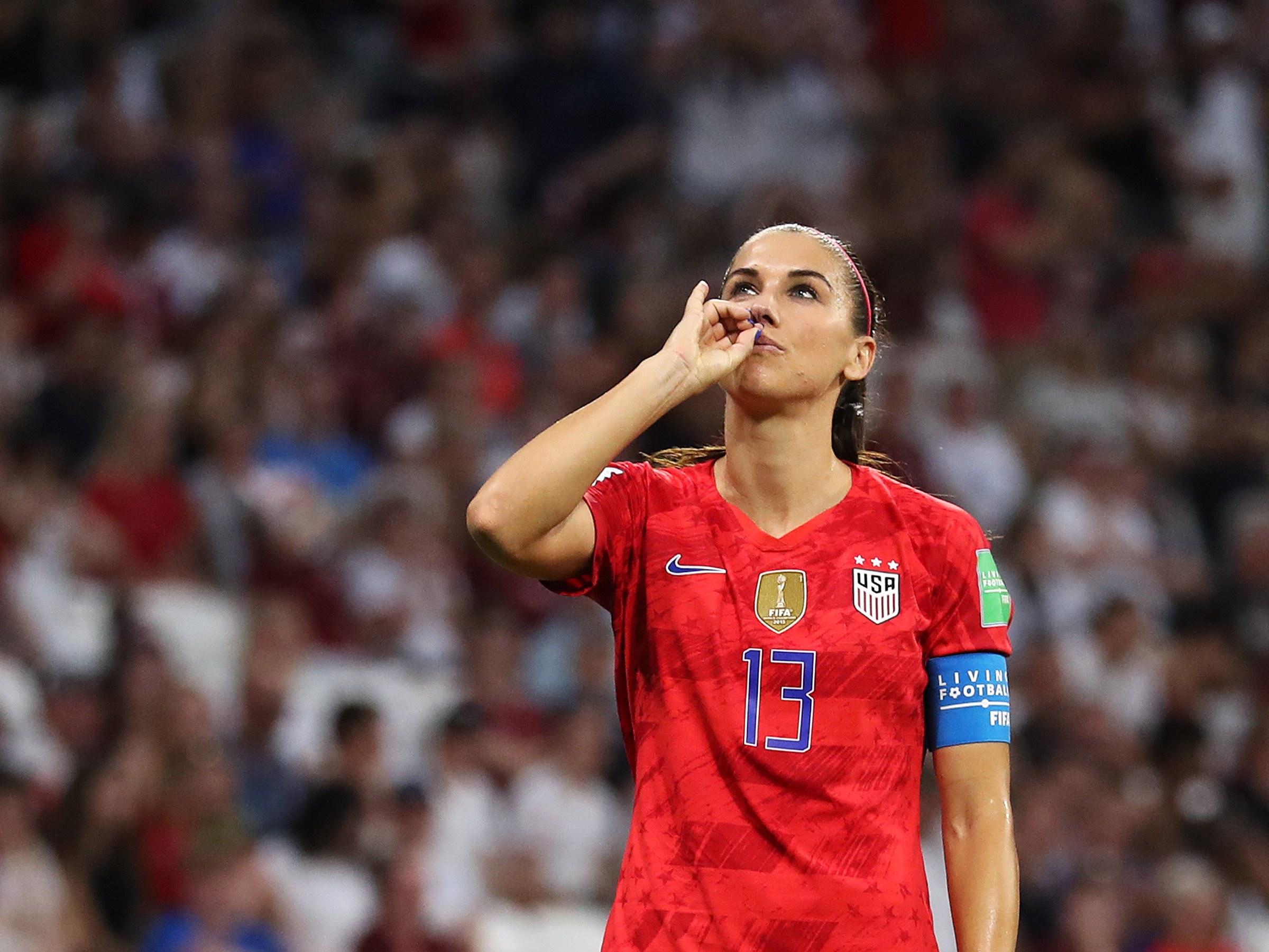 Alex Morgan simulou tomar uma xícara de chá após ter marcado o segundo gol dos Estados Unidos na vitória sobre a Inglaterra