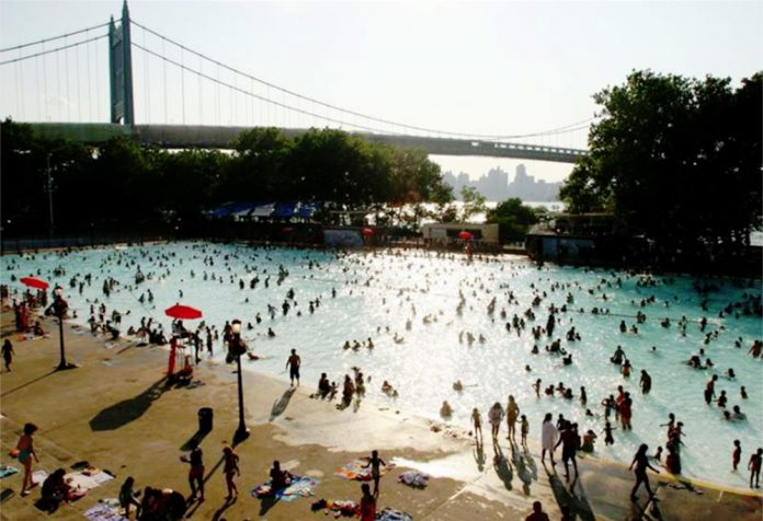 As piscinas da cidade, que são gratuitas, permanecerão abertas até domingo, 8 de setembro (Foto NYC Parks)