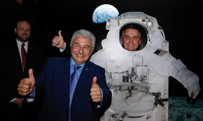 Bolsonaro ao lado do ministro Marcos Pontes em celebração pelo Dia da Independência dos EUA (Foto Carolina Antunes - Presidência da República) Bolsonaro ao lado do ministro Marcos Pontes em celebração pelo Dia da Independência dos EUA (Foto Carolina Antunes - Presidência da República)