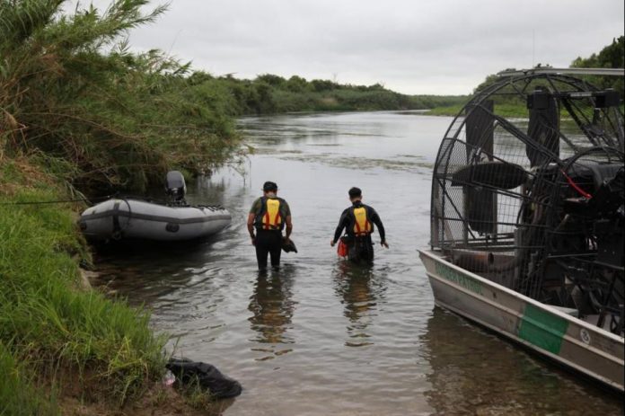 Agentes do Border Patrol buscam menina de dois anos desaparecida em rio