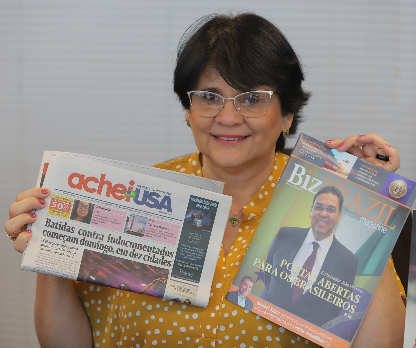 Ministra segura o jornal AcheiUSA e a revista BizBrazil (André Freitas)