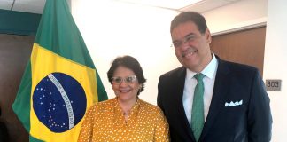 Ministra Damares Alves ao lado do embaixador João Mendes em Miami (Foto: André Freitas/AcheiUSA