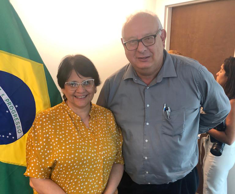 Ministra Damares Alves e o jornalista Antonio Tozzi em coletiva de imprensa realizada em Miami (André Freitas)