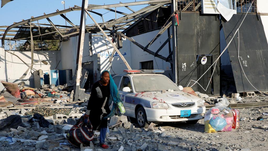 Migrante recolhe pertences no centro de refugiados de Tajura, alvo de um ataque das forças de Haftar nesta quarta-feira (3) (Foto Ismail Zitouny Reuters)