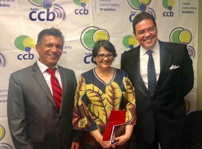 Ministra Damares Alves acompanhada do embaixador João Mendes e do presidente do CCB, Urbano Santos (Foto Facebook CCB)