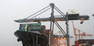 Navio no Porto de Salvadro recebendo carga de contâiners antes de sua partida em direção à Ásia (Foto: Rafael Martins/SECOM/Wikipedia)