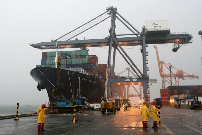 Navio no Porto de Salvadro recebendo carga de contâiners antes de sua partida em direção à Ásia (Foto: Rafael Martins/SECOM/Wikipedia)
